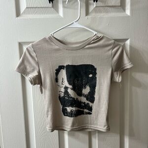 Abstract design cropped tee